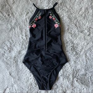 New Body Glove Womens Espangola Millie One-Piece Swimsuit s small black floral